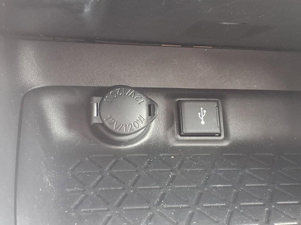 Used 2022 Toyota RAV4 XLE FWD image 6