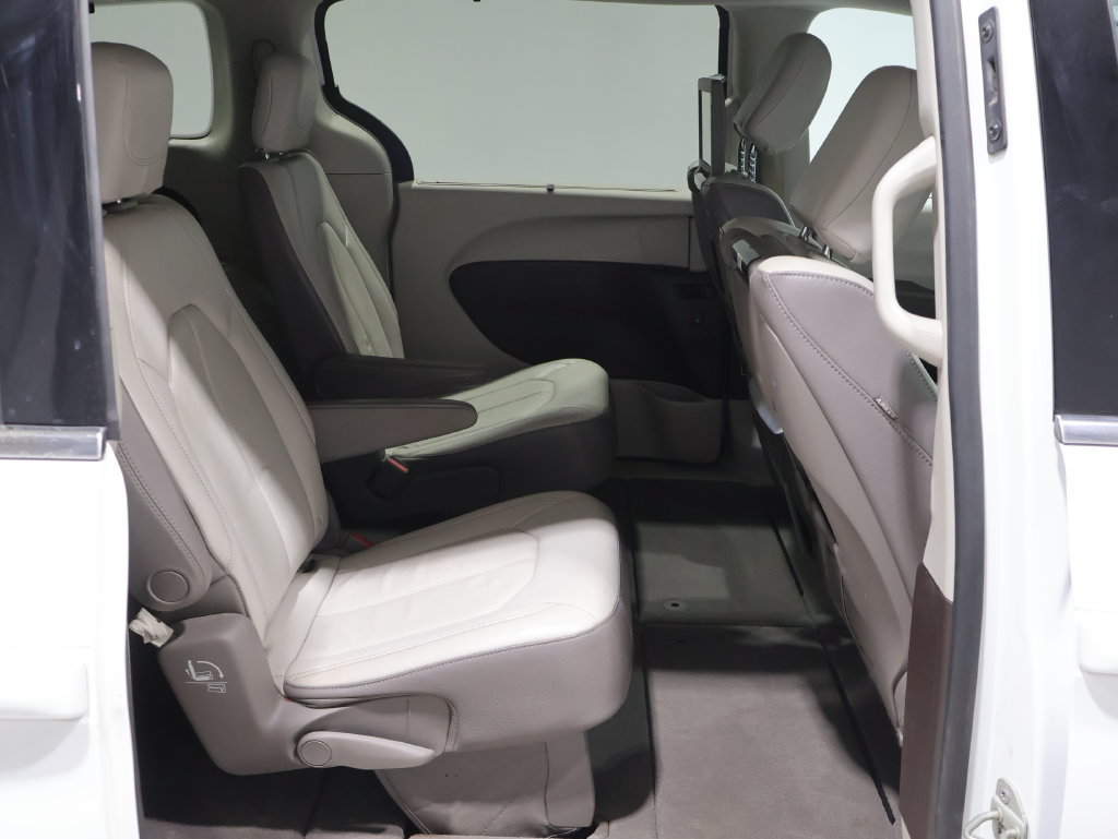 Used 2018 Chrysler Pacifica Touring-L Plus FWD image 24