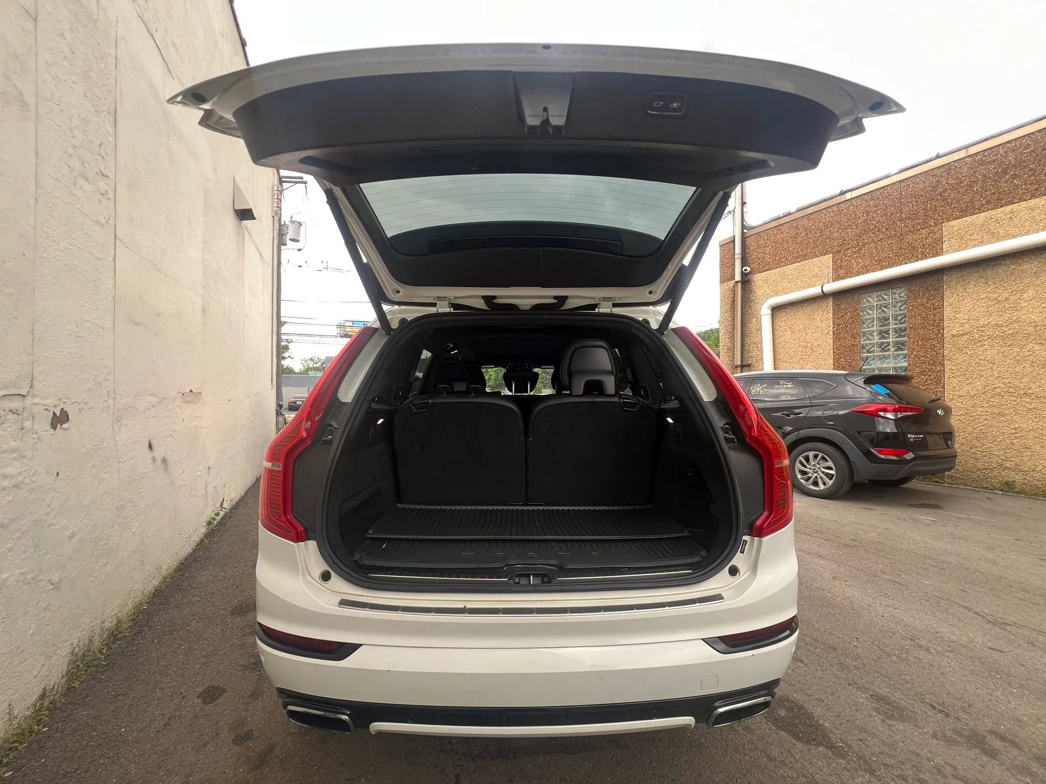 Used 2017 Volvo XC90 T6 R-Design w/ Vision Package AWD/4WD image 9