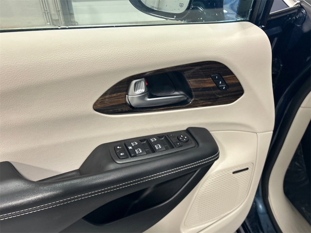 Used 2022 Chrysler Pacifica Limited image 14