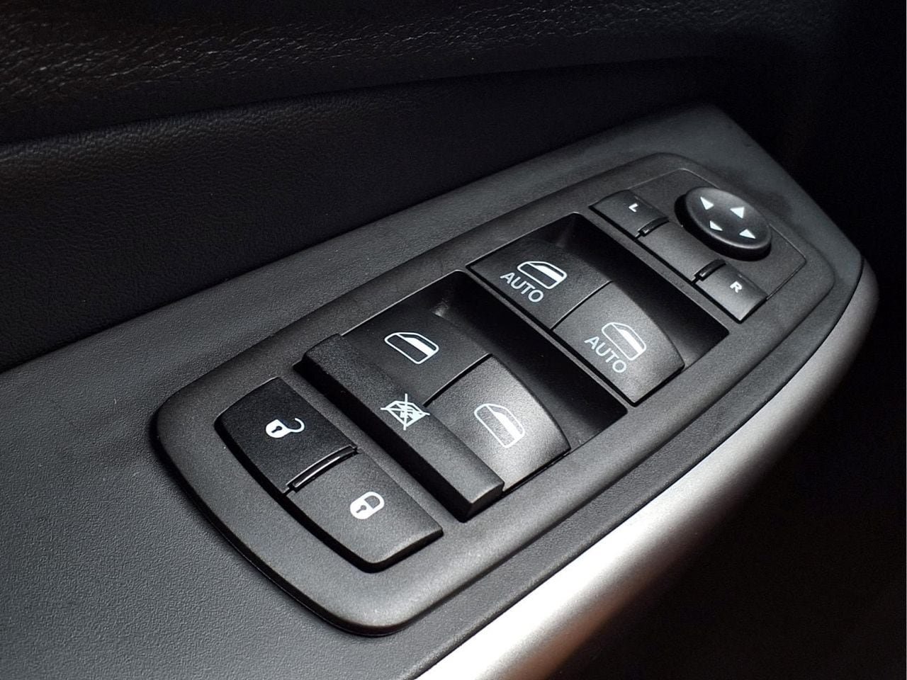 Used 2021 Jeep Cherokee Latitude Lux w/ Mopar Interior Package AWD/4WD image 24