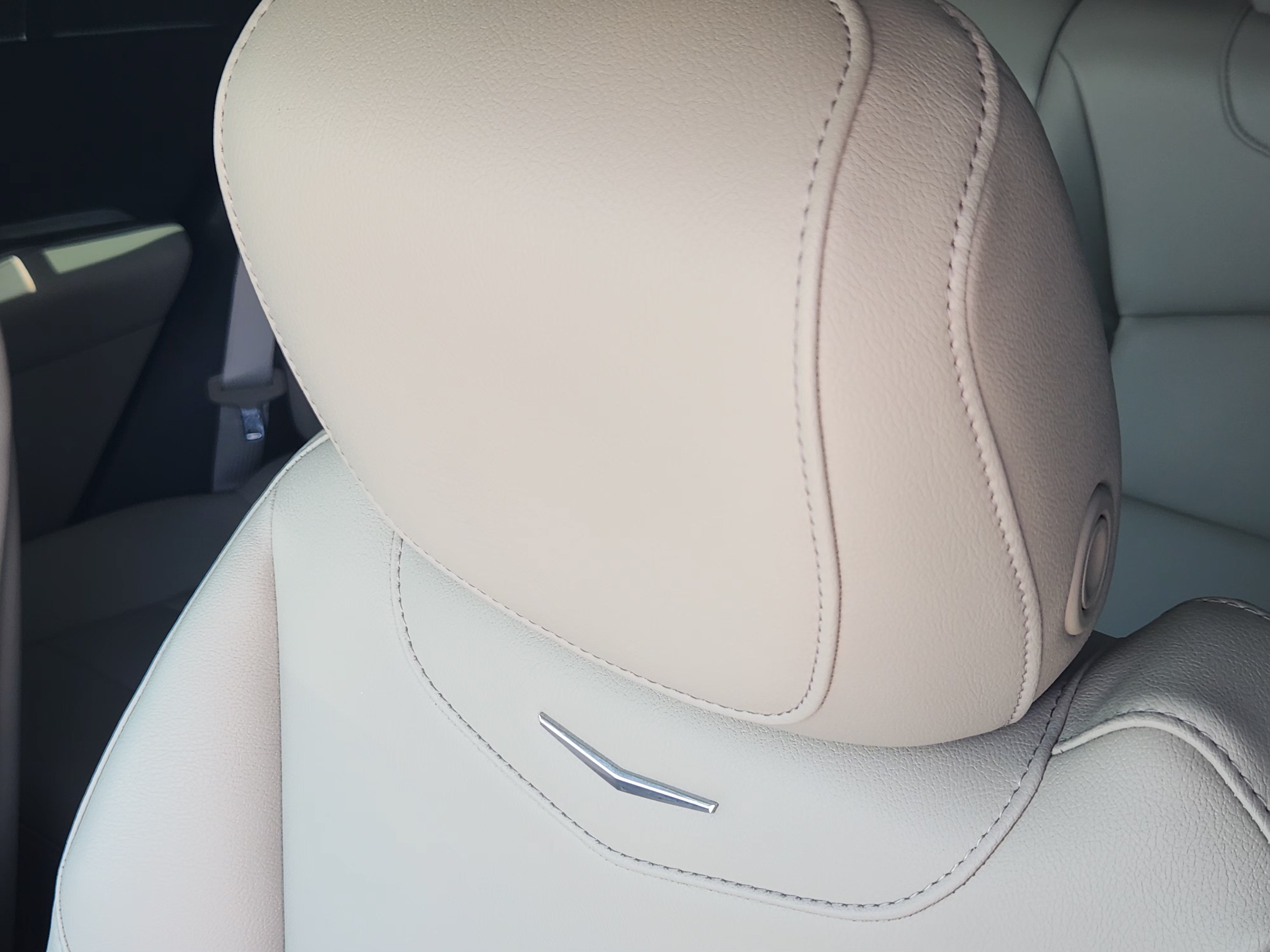 Used 2021 Cadillac XT4 Luxury w/ Cold Weather Package FWD image 16