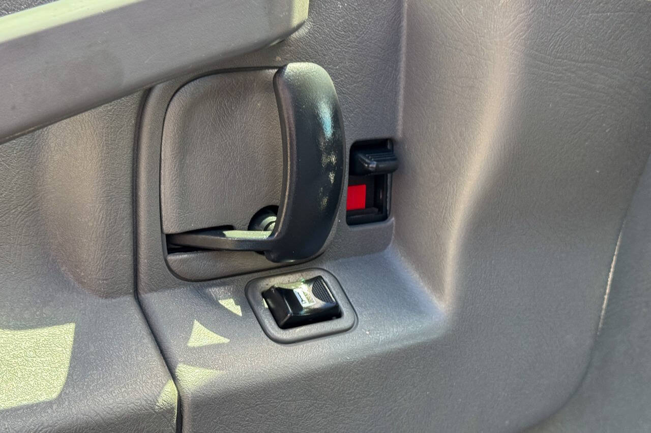 Used 2018 Chevrolet Express 2500 w/ Driver Convenience Package RWD image 22