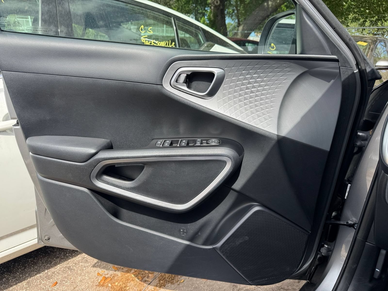 Used 2025 Kia Soul LX w/ LX Technology Package FWD image 18