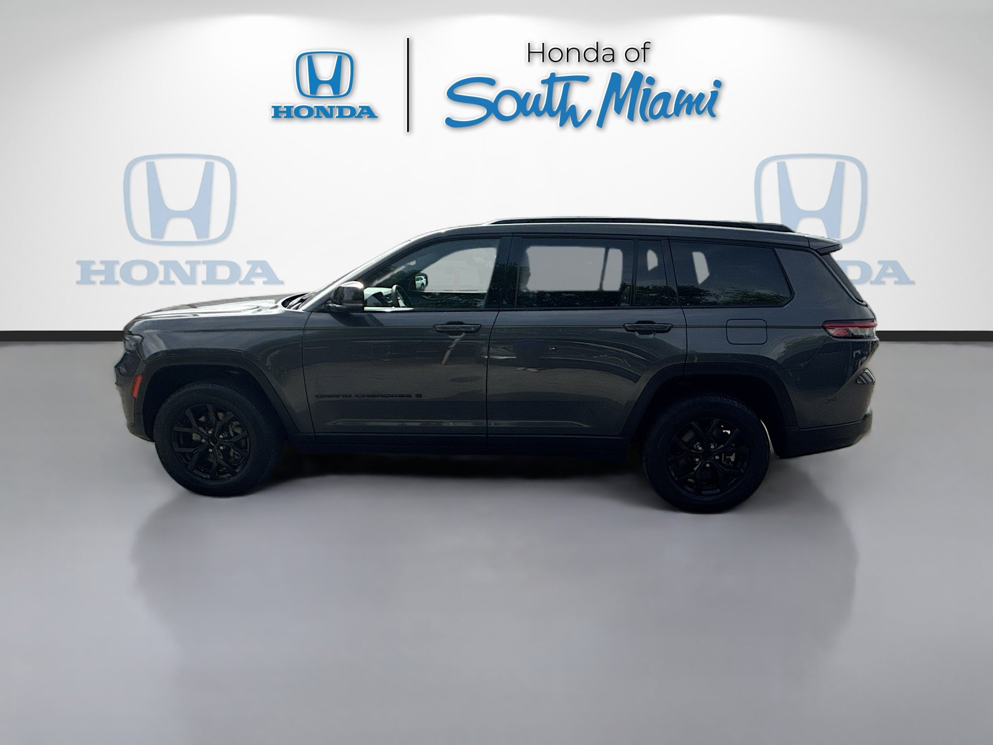 Used 2024 Jeep Grand Cherokee L Laredo image 4