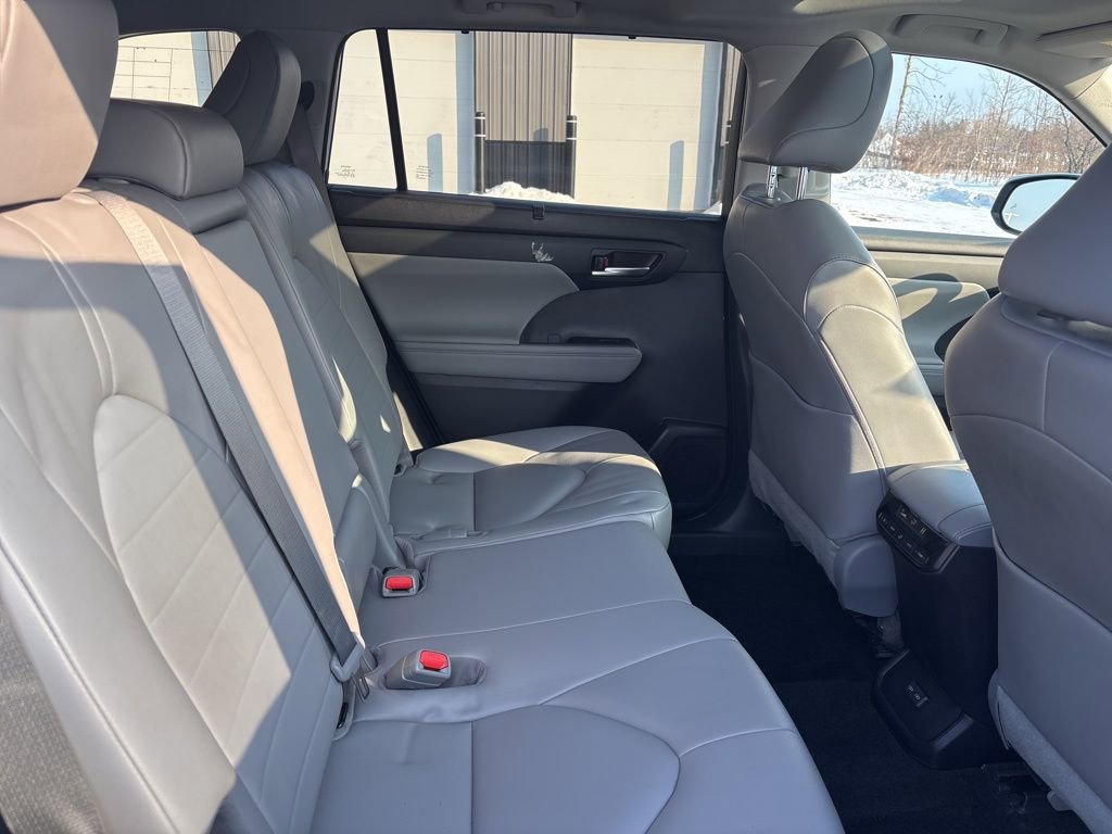 Used 2023 Toyota Highlander XLE image 36