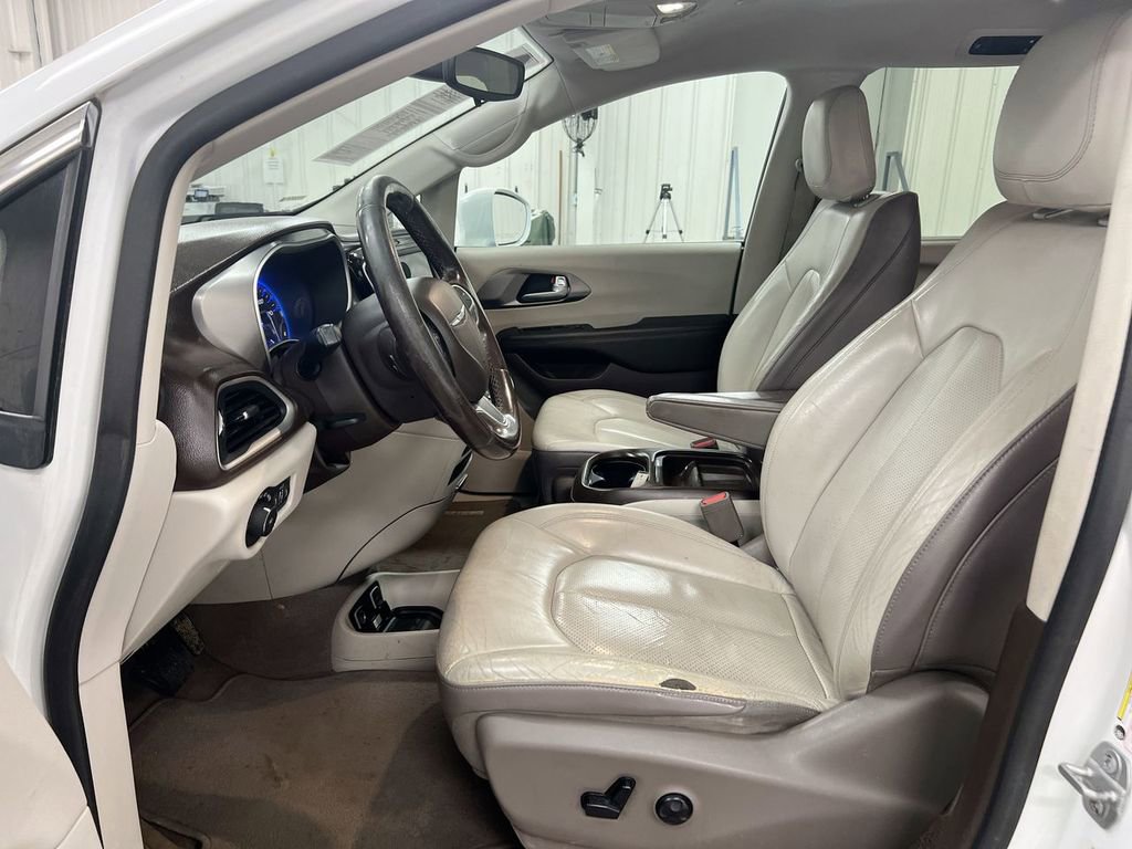 Used 2018 Chrysler Pacifica Touring-L FWD image 19