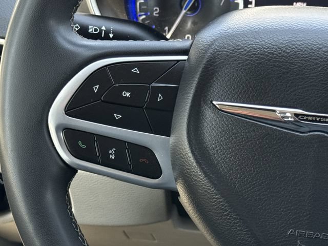 Used 2023 Chrysler Pacifica Touring-L FWD image 13