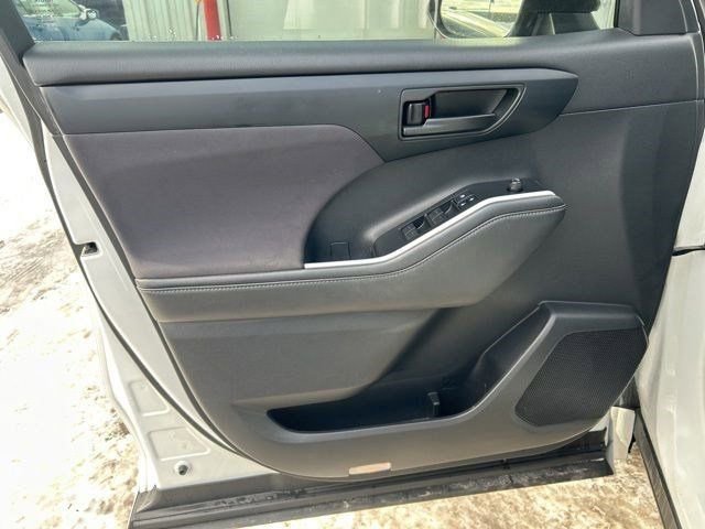 Used 2022 Toyota Highlander L image 12