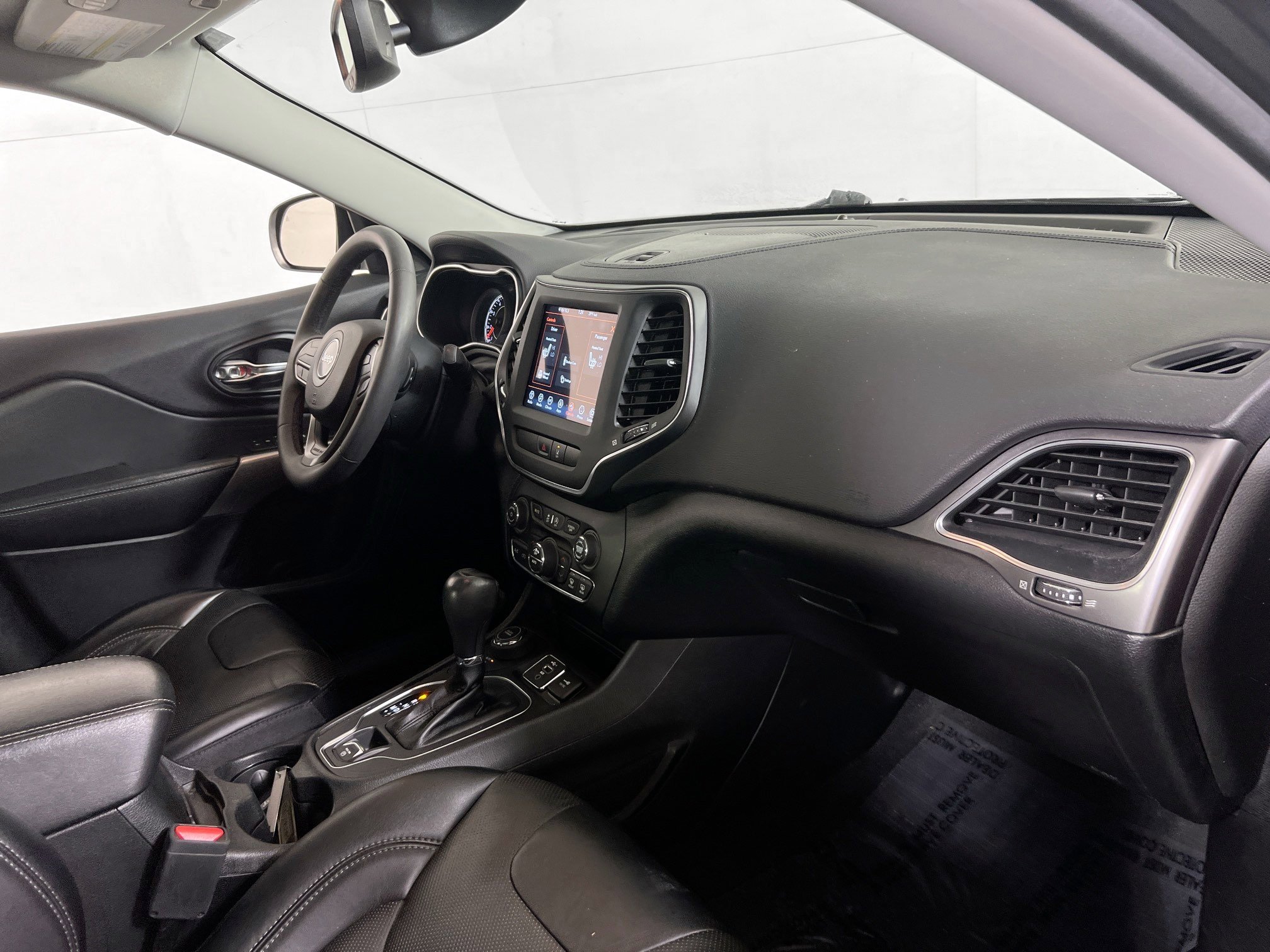 Used 2022 Jeep Cherokee Latitude Lux w/ Sun & Sound Group AWD/4WD image 28