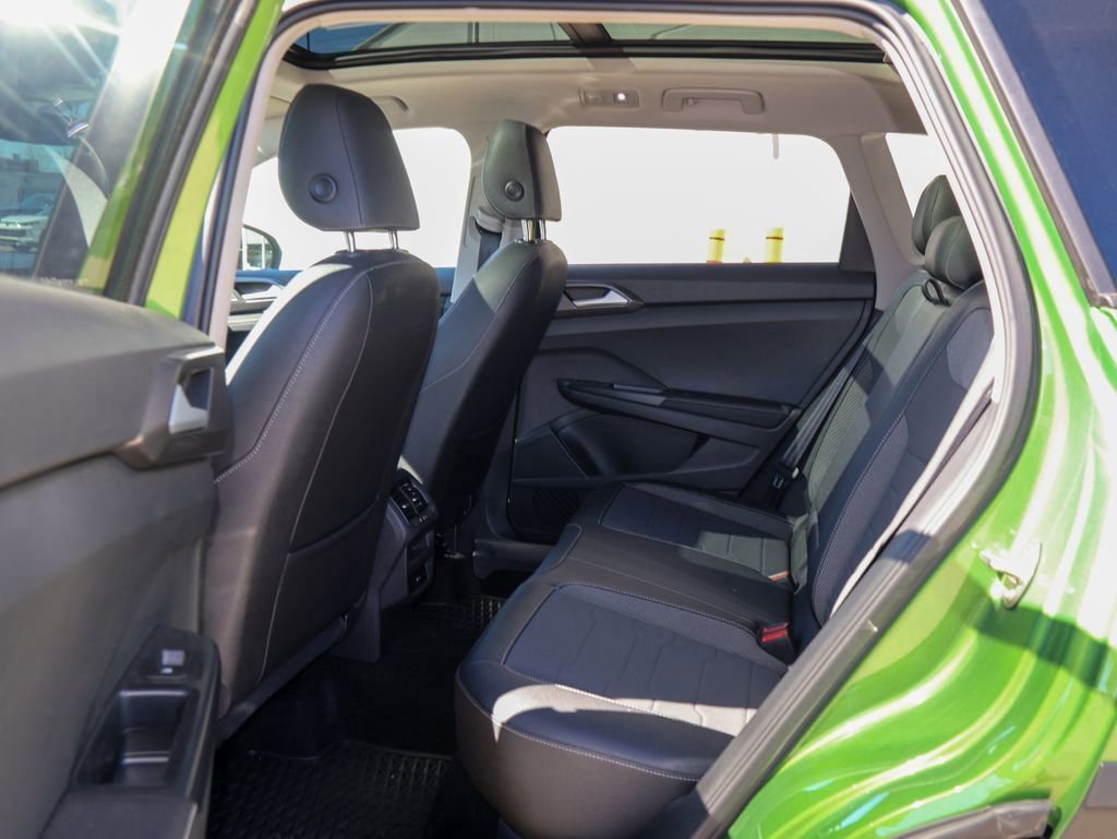 Certified 2025 Volkswagen Taos SE image 15