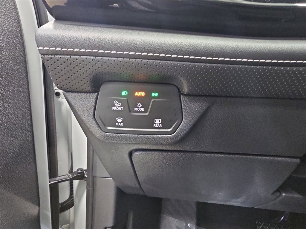 Used 2025 Volkswagen Atlas SE image 26