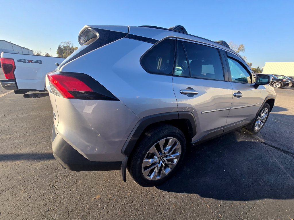 Used 2022 Toyota RAV4 XLE Premium AWD/4WD image 9