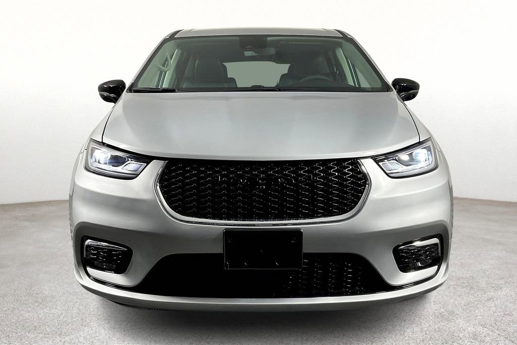 Used 2024 Chrysler Pacifica Touring-L image 5