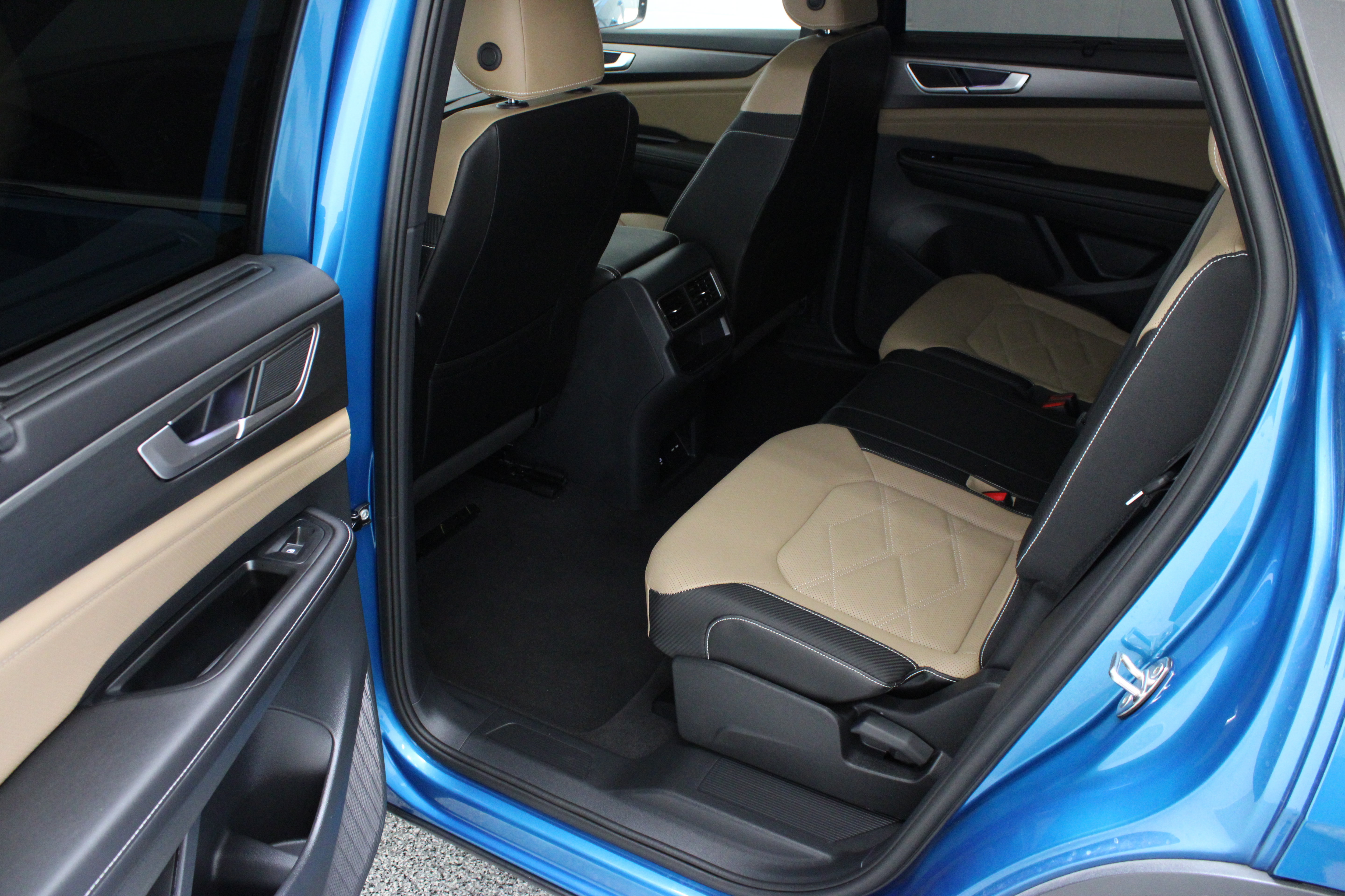 Used 2024 Volkswagen Atlas Cross Sport SE FWD image 26