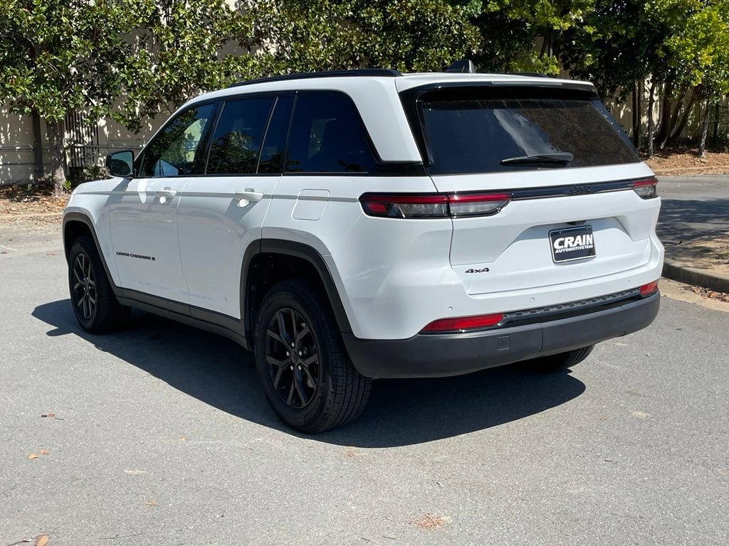 Used 2025 Jeep Grand Cherokee Altitude AWD/4WD image 5