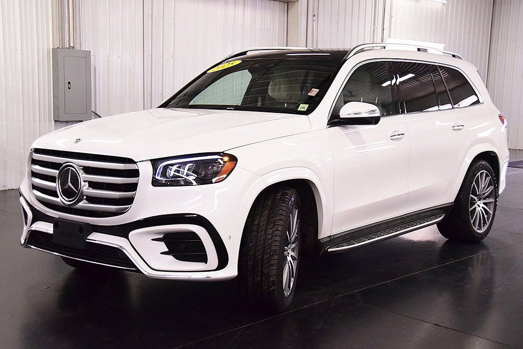 Used 2025 Mercedes-Benz GLS 580 4MATIC image 3