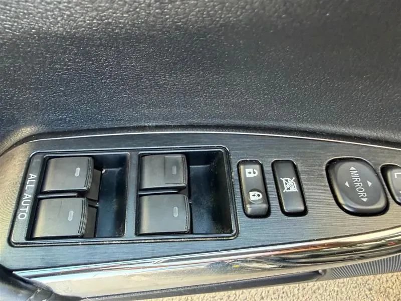 Used 2013 Toyota Avalon XLE Touring FWD image 36