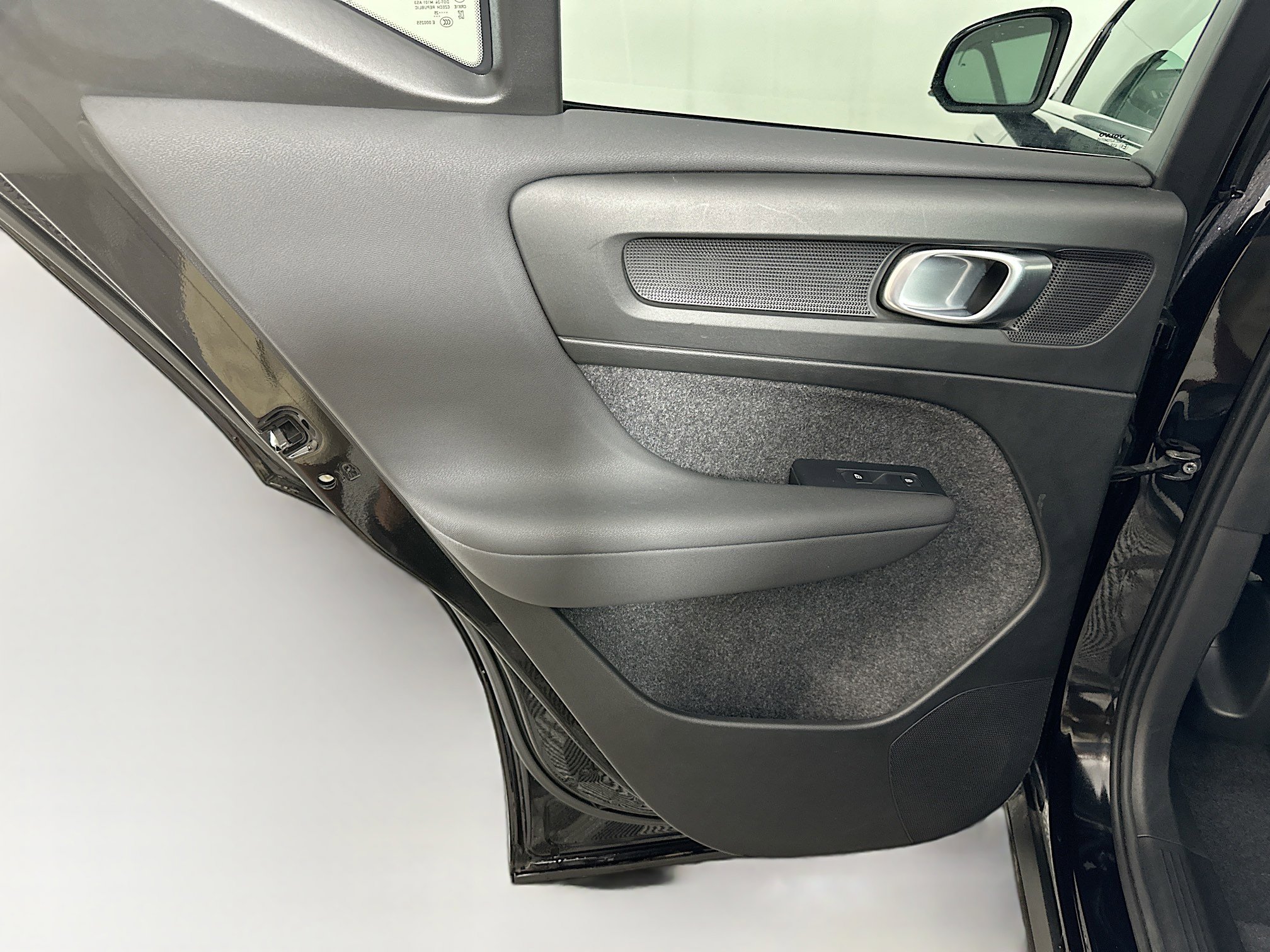 Used 2025 Volvo XC40 B5 Plus image 26