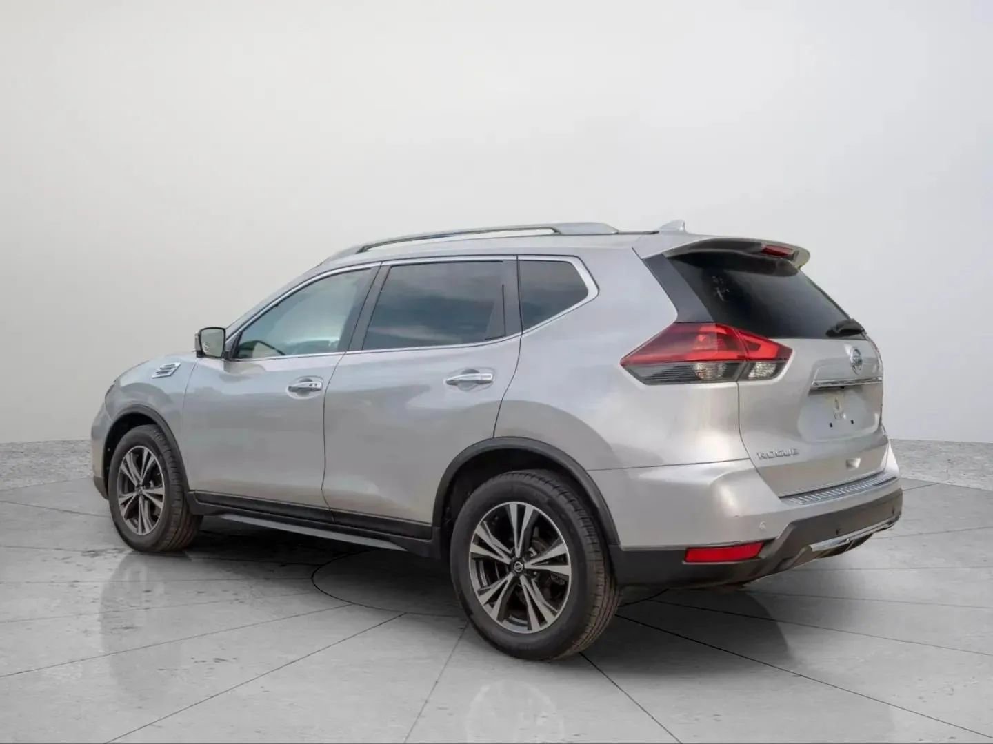 Used 2019 Nissan Rogue SV w/ Premium Package image 4