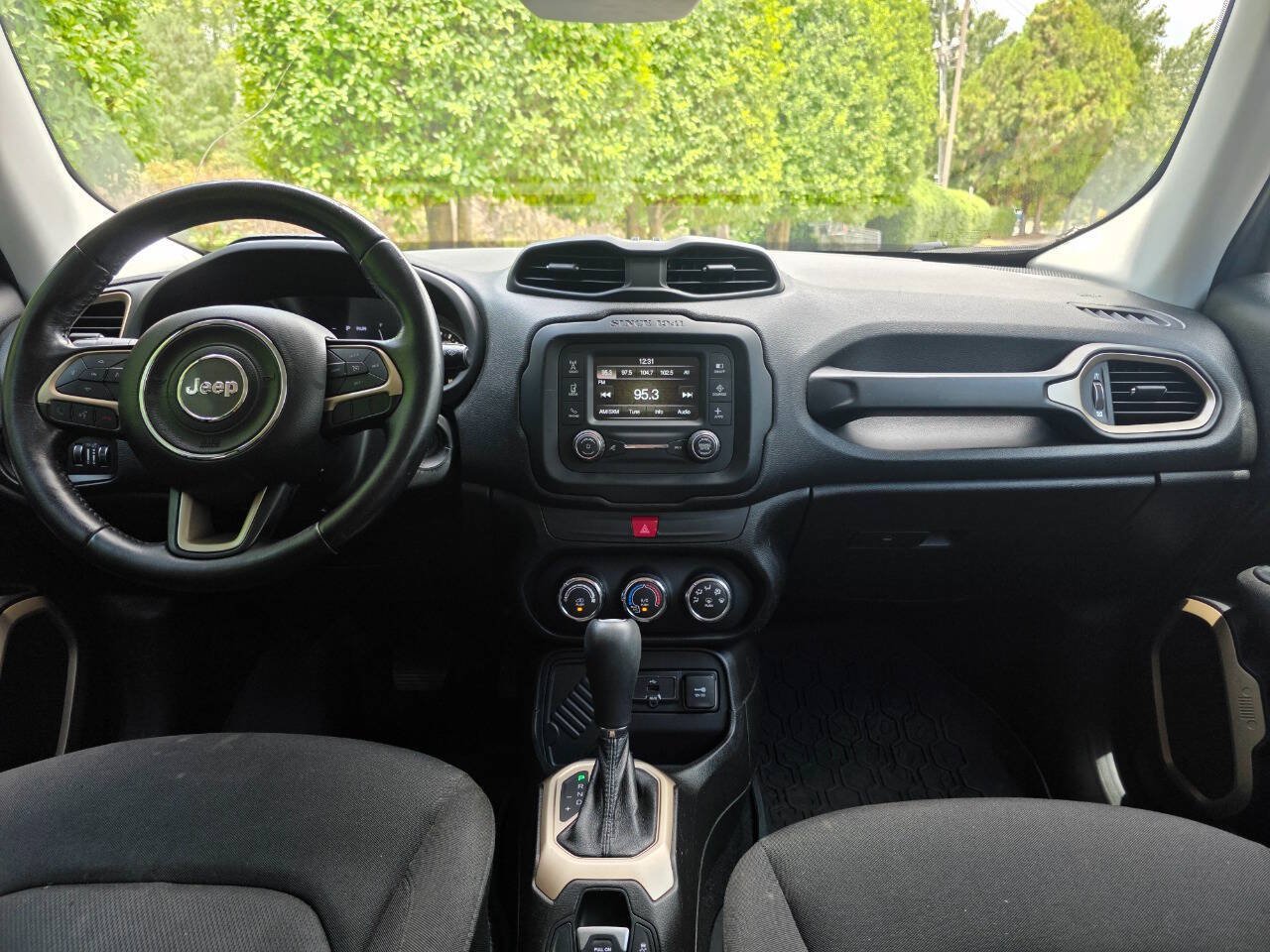 Used 2017 Jeep Renegade Latitude FWD image 13