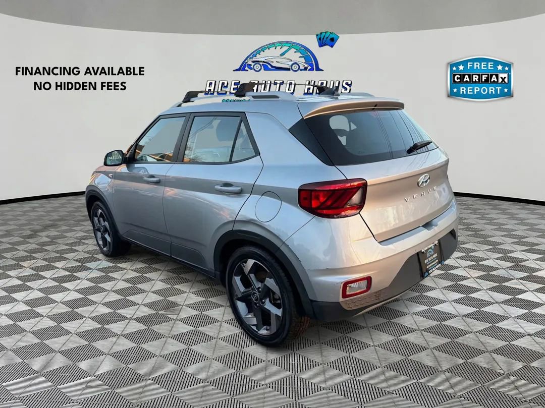 Used 2022 Hyundai Venue SEL FWD image 5
