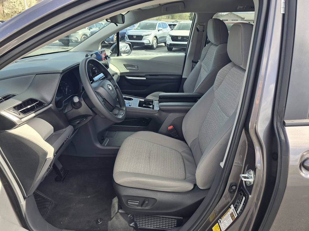Used 2024 Toyota Sienna LE image 12