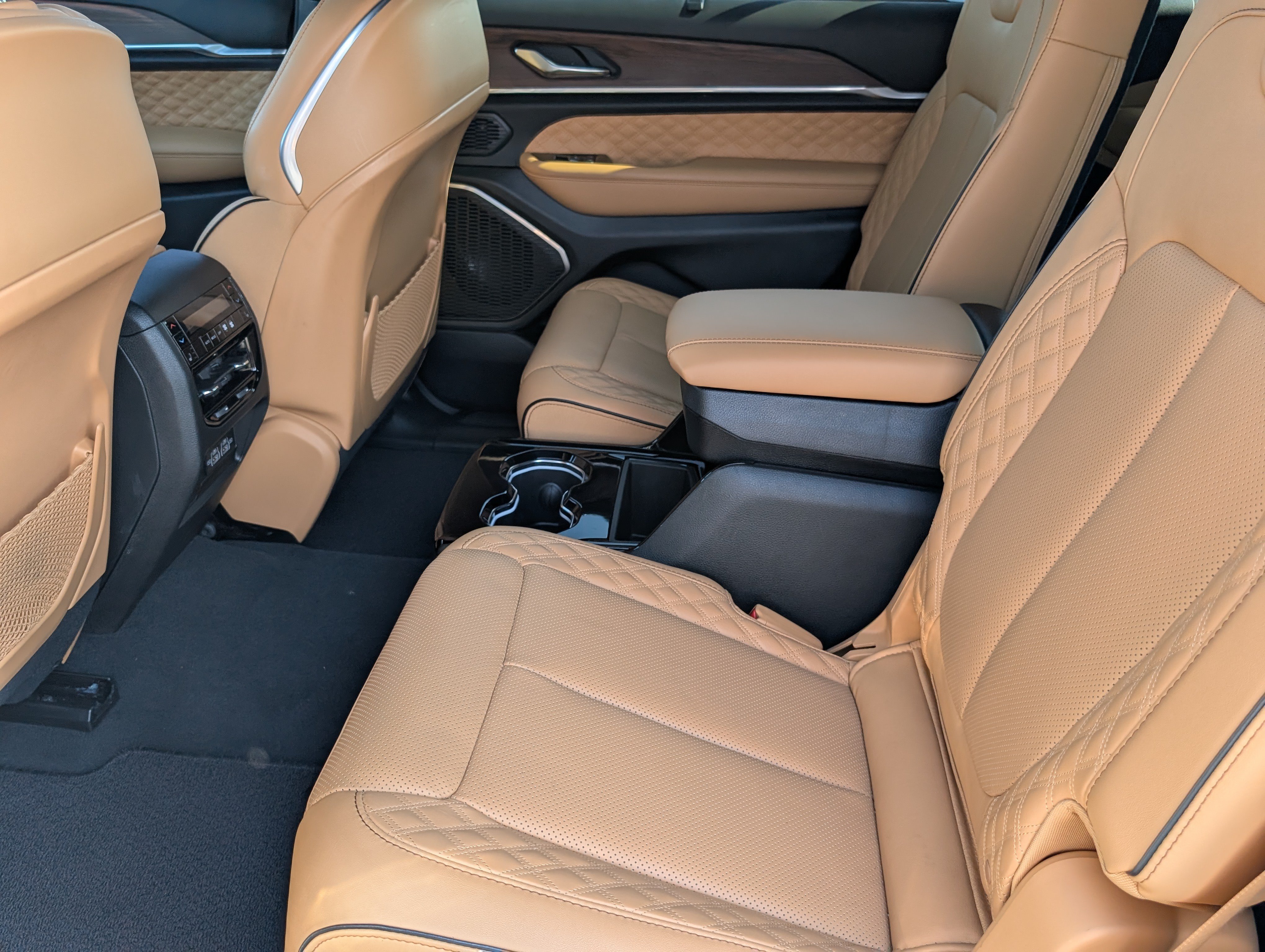 Used 2024 Jeep Grand Cherokee L Summit w/ Luxury Tech Group V AWD/4WD image 15