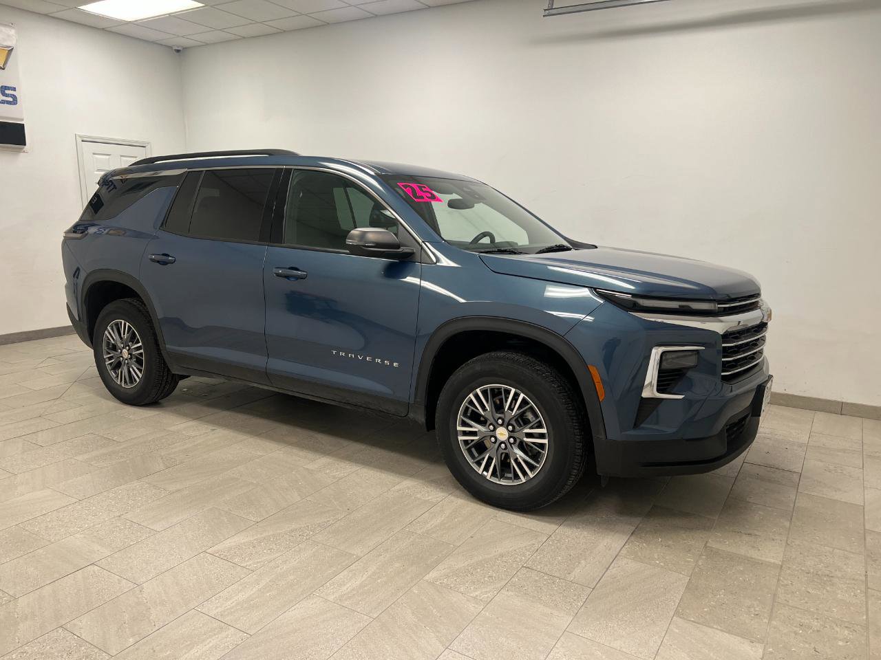 Used 2025 Chevrolet Traverse LT FWD image 3