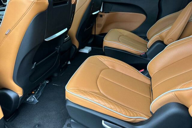 New 2023 Chrysler Pacifica Pinnacle image 12