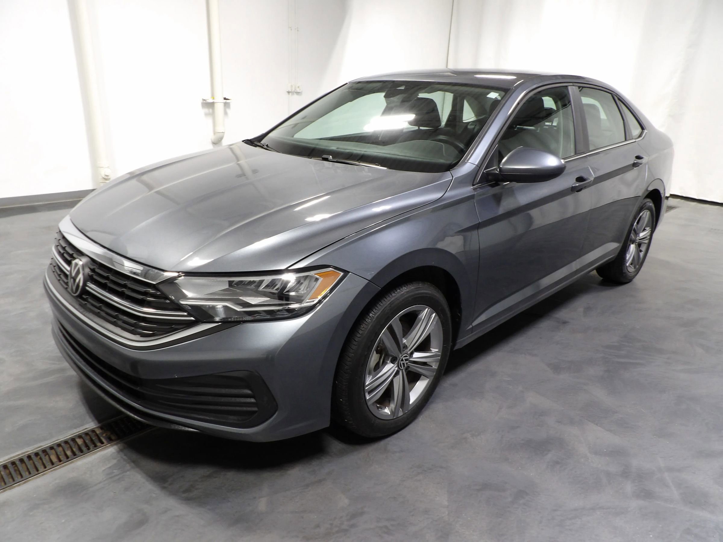 Used 2024 Volkswagen Jetta SE FWD image 3
