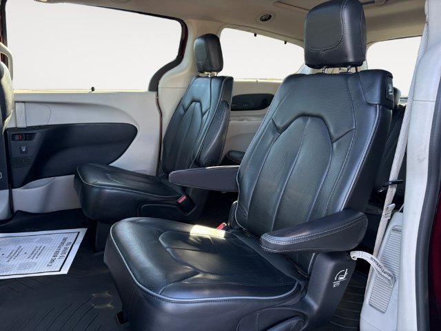 Used 2018 Chrysler Pacifica Limited w/ Tire & Wheel Group FWD image 13