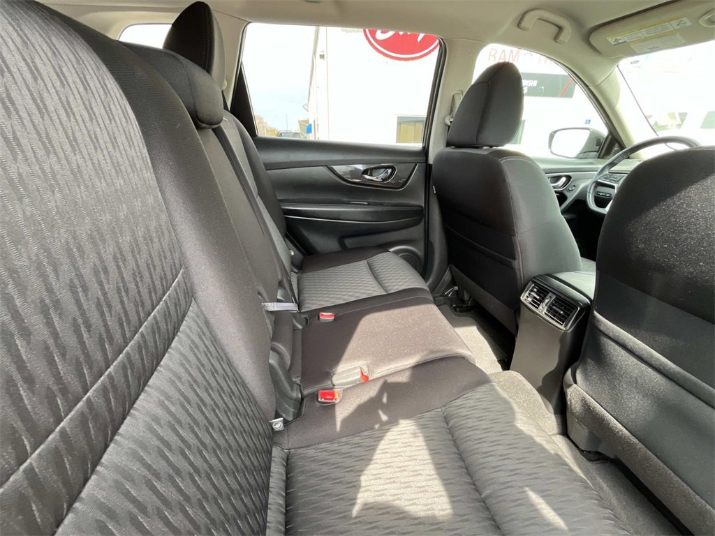 Used 2018 Nissan Rogue SV image 13