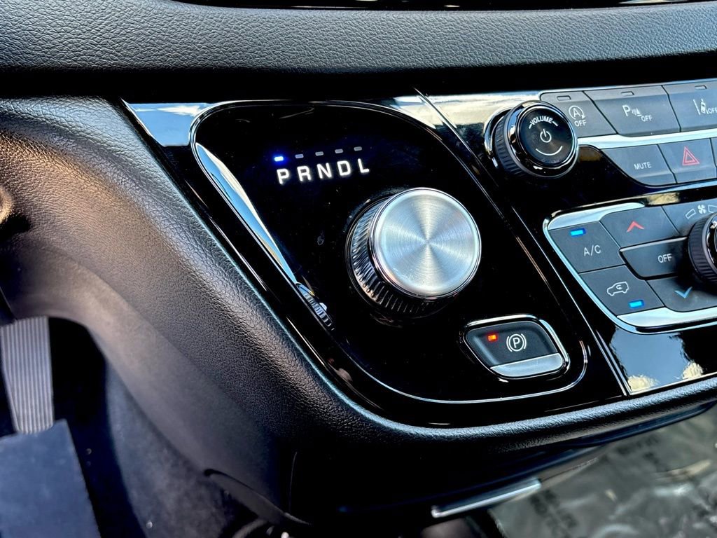 Used 2025 Chrysler Pacifica Select image 18