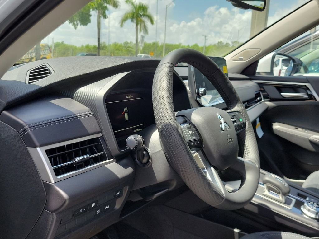 New 2025 Mitsubishi Outlander SE image 8