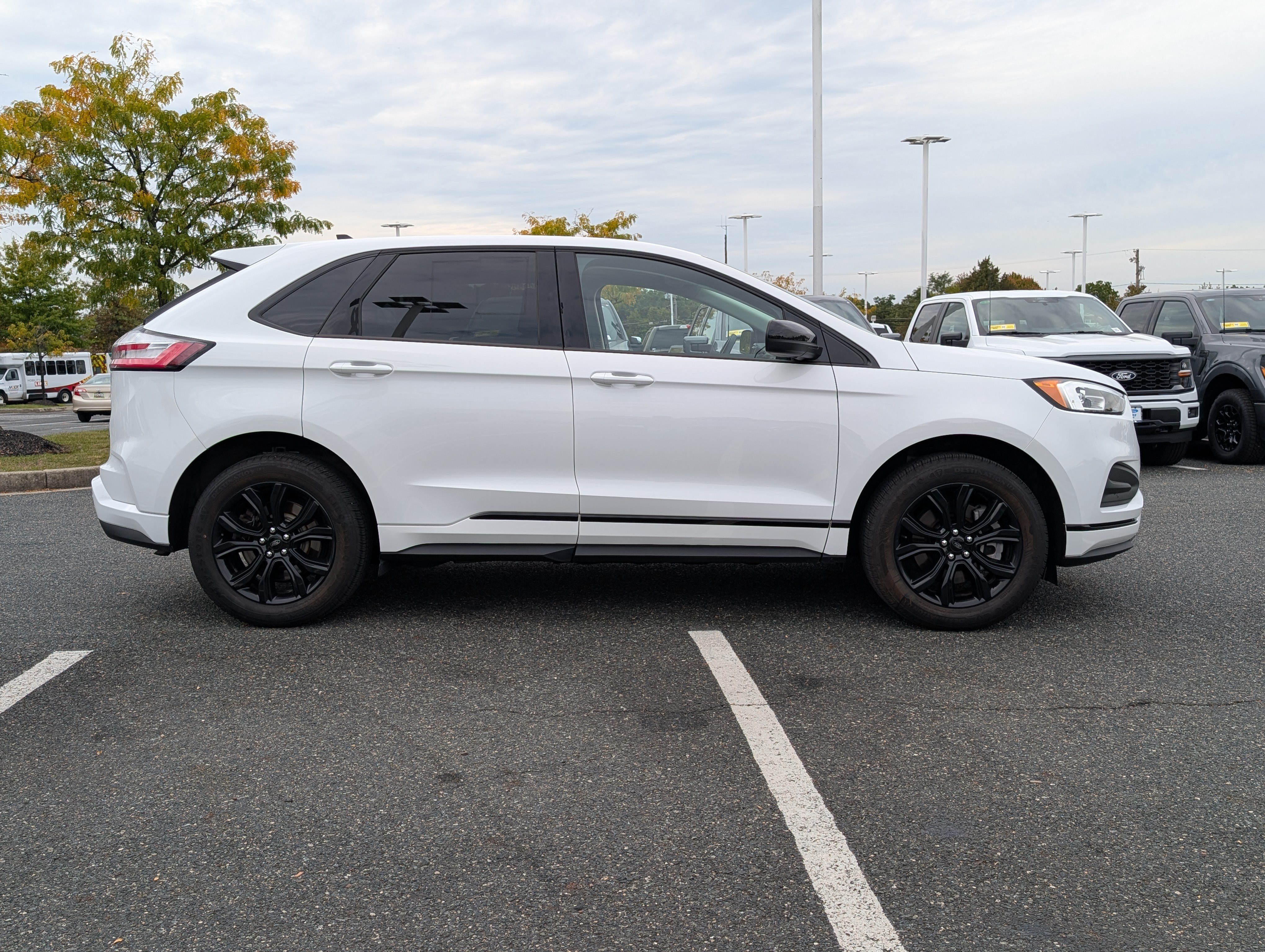 Used 2024 Ford Edge SE w/ Black Appearance Package AWD/4WD image 3