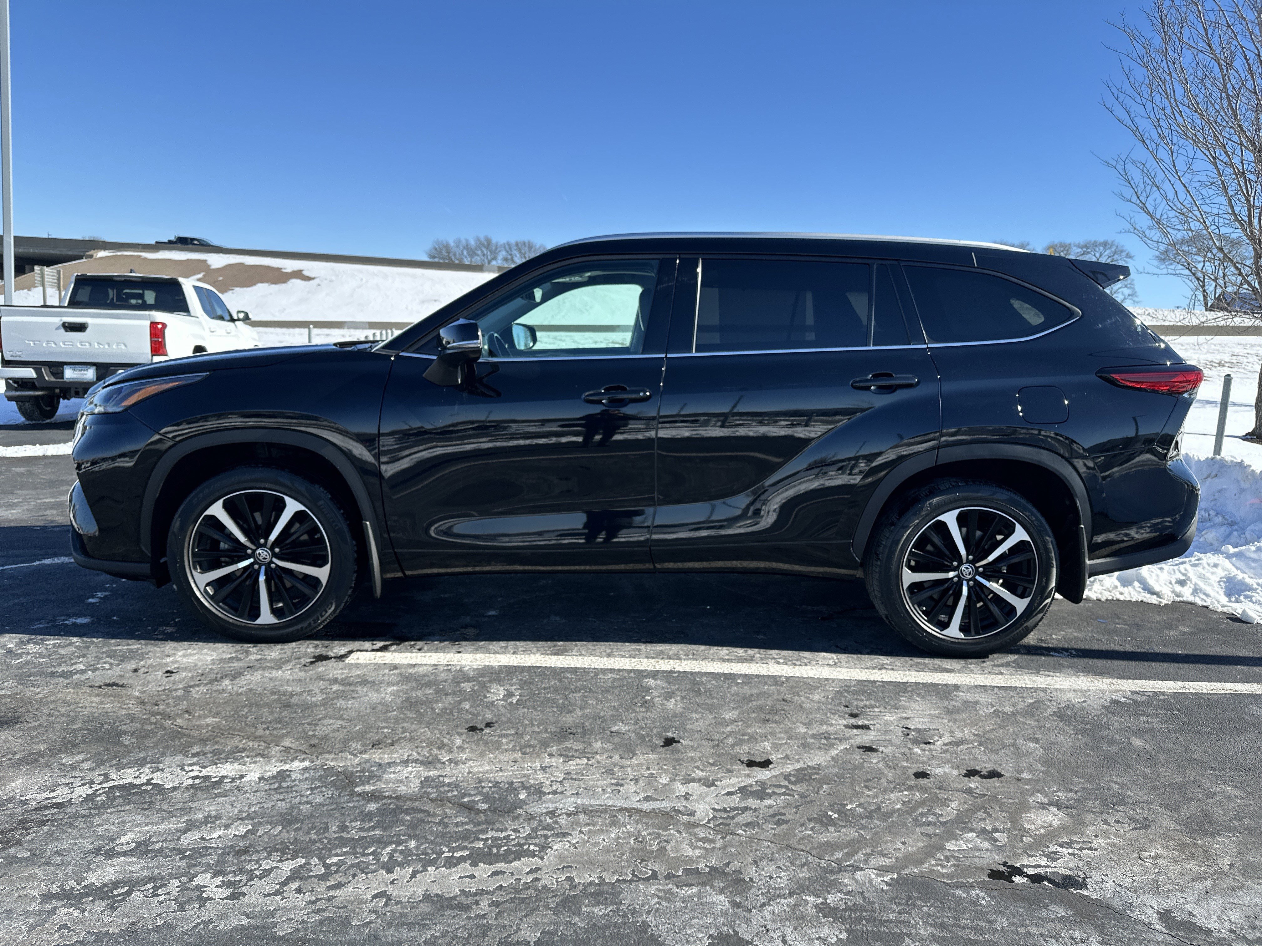 Used 2022 Toyota Highlander XLE image 7