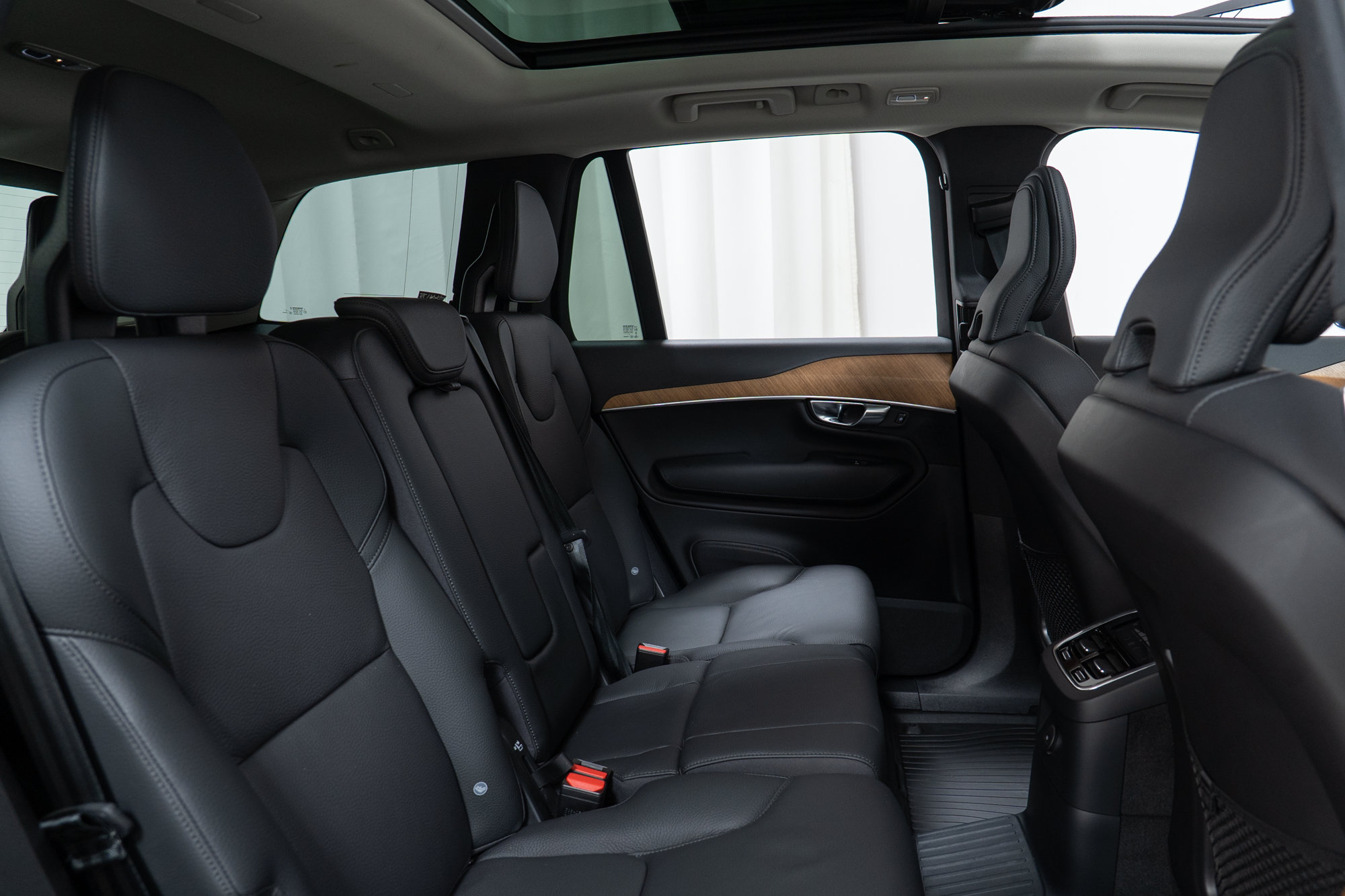 Certified 2025 Volvo XC90 T8 Plus w/ Protection Package Premier AWD/4WD image 24