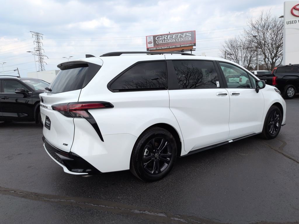 Used 2025 Toyota Sienna XSE w/ XSE Plus Package image 5