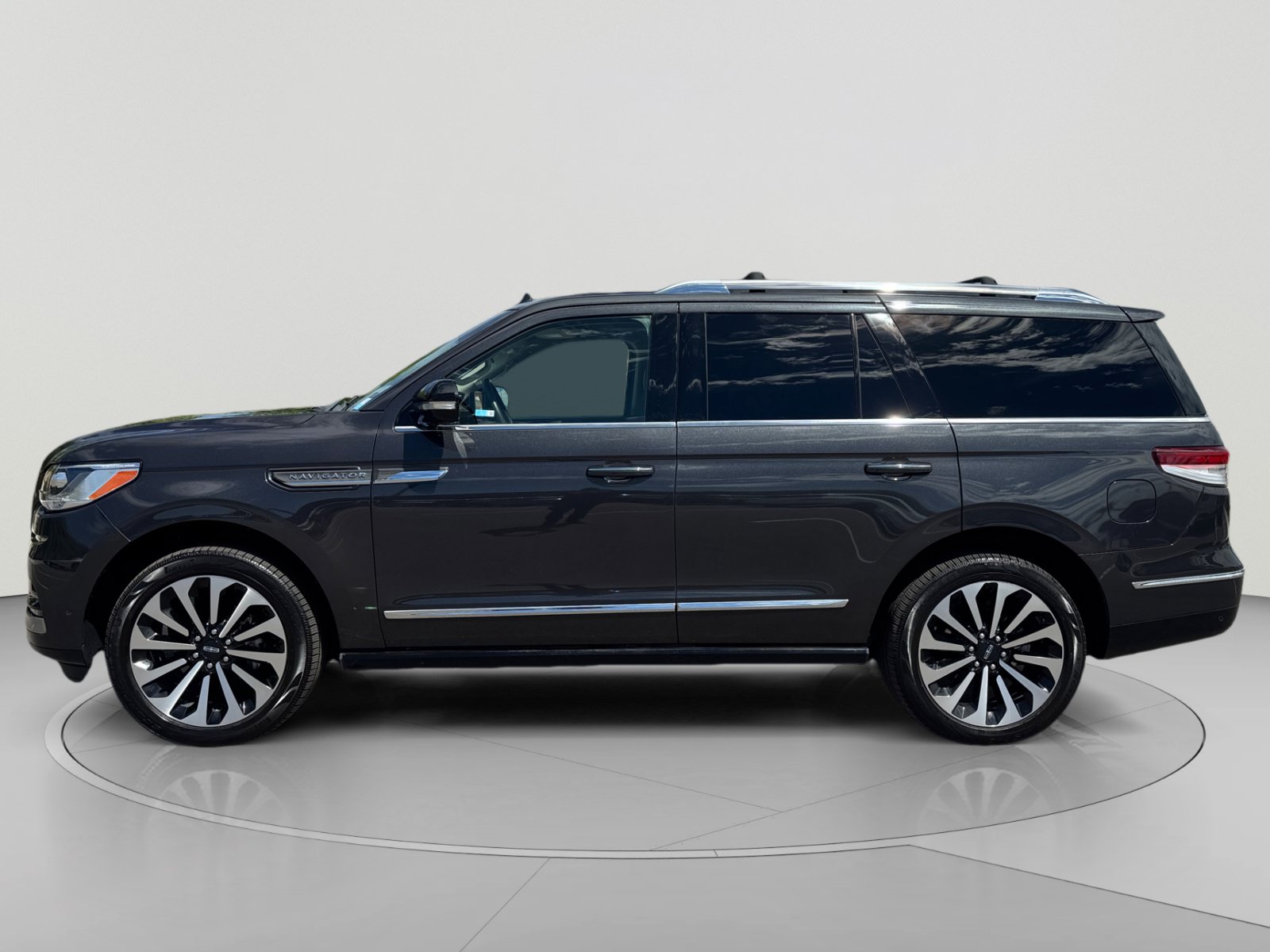Used 2023 Lincoln Navigator Reserve RWD image 2