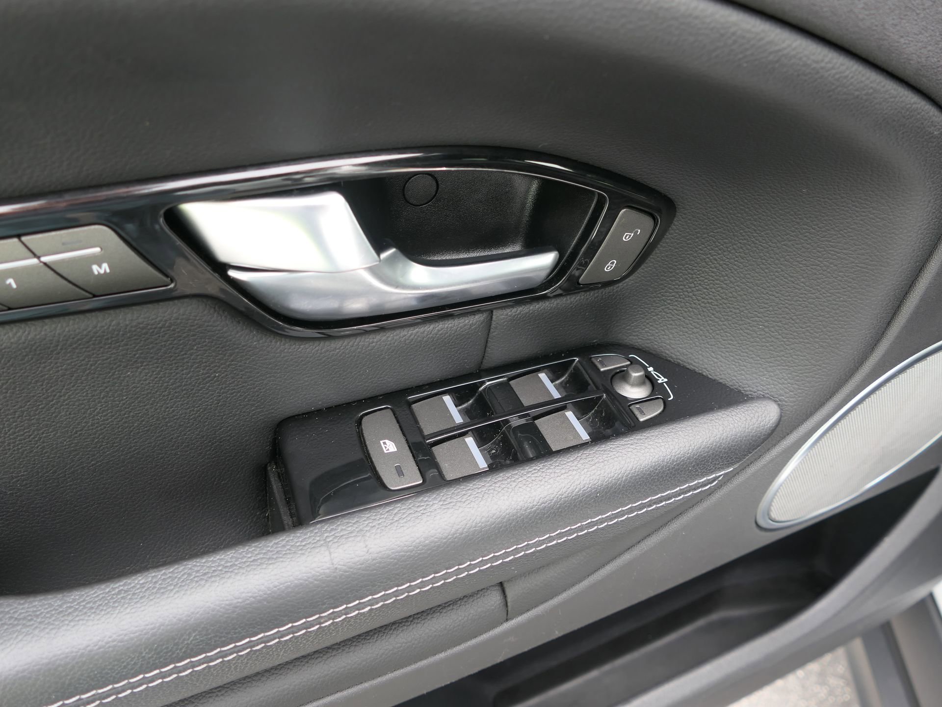 Used 2018 Land Rover Range Rover Evoque Landmark Edition image 14