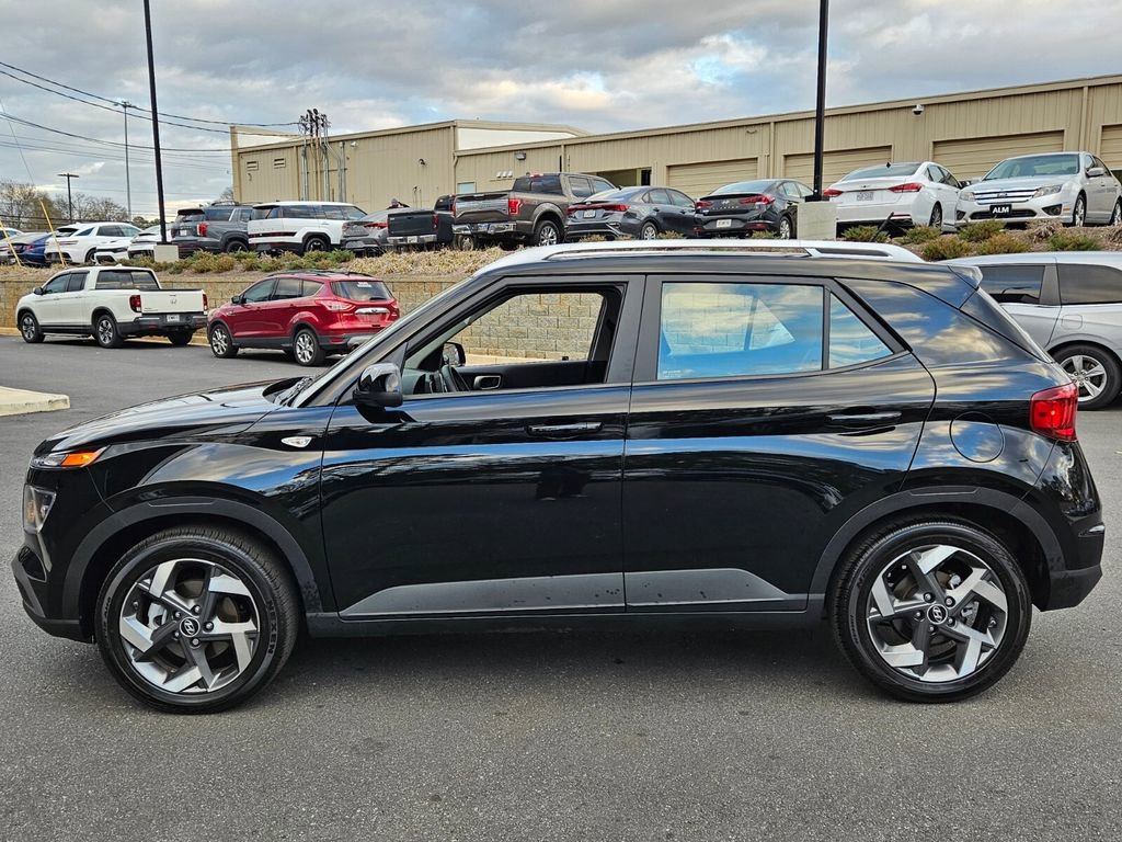 Used 2025 Hyundai Venue SEL image 4