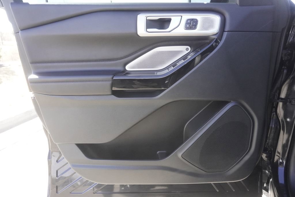 Used 2023 Ford Explorer Platinum w/ Technology Package image 17