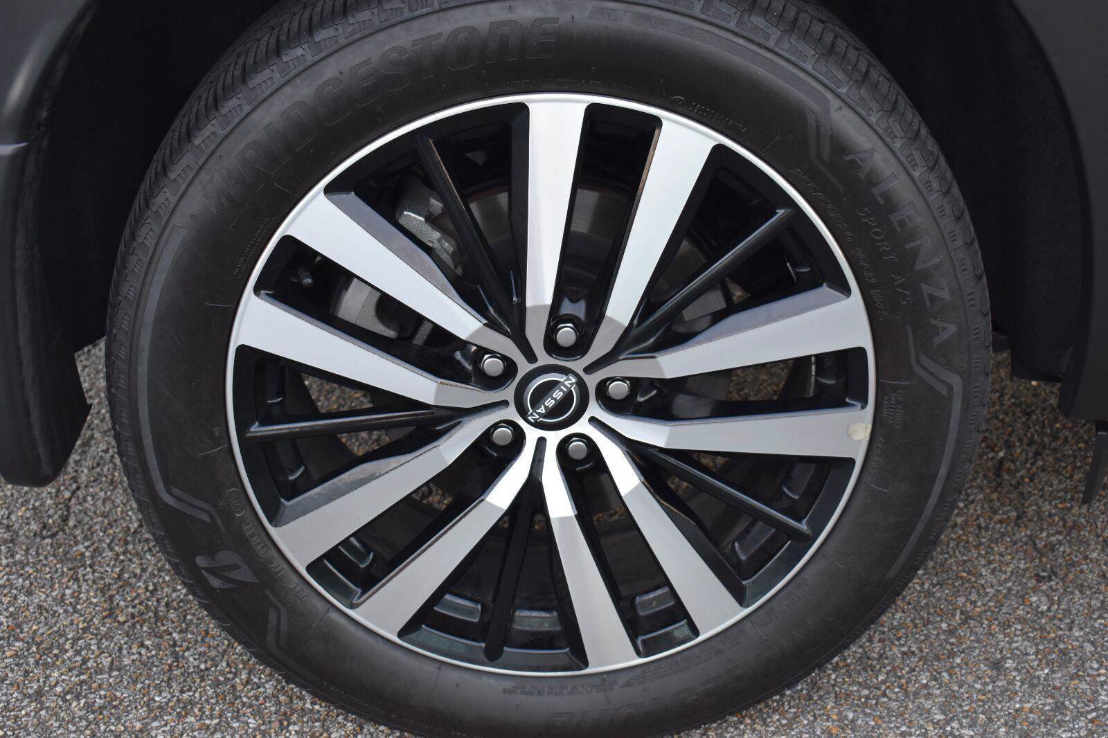 Used 2025 Nissan Pathfinder Platinum w/ Black Appearance Package FWD image 15