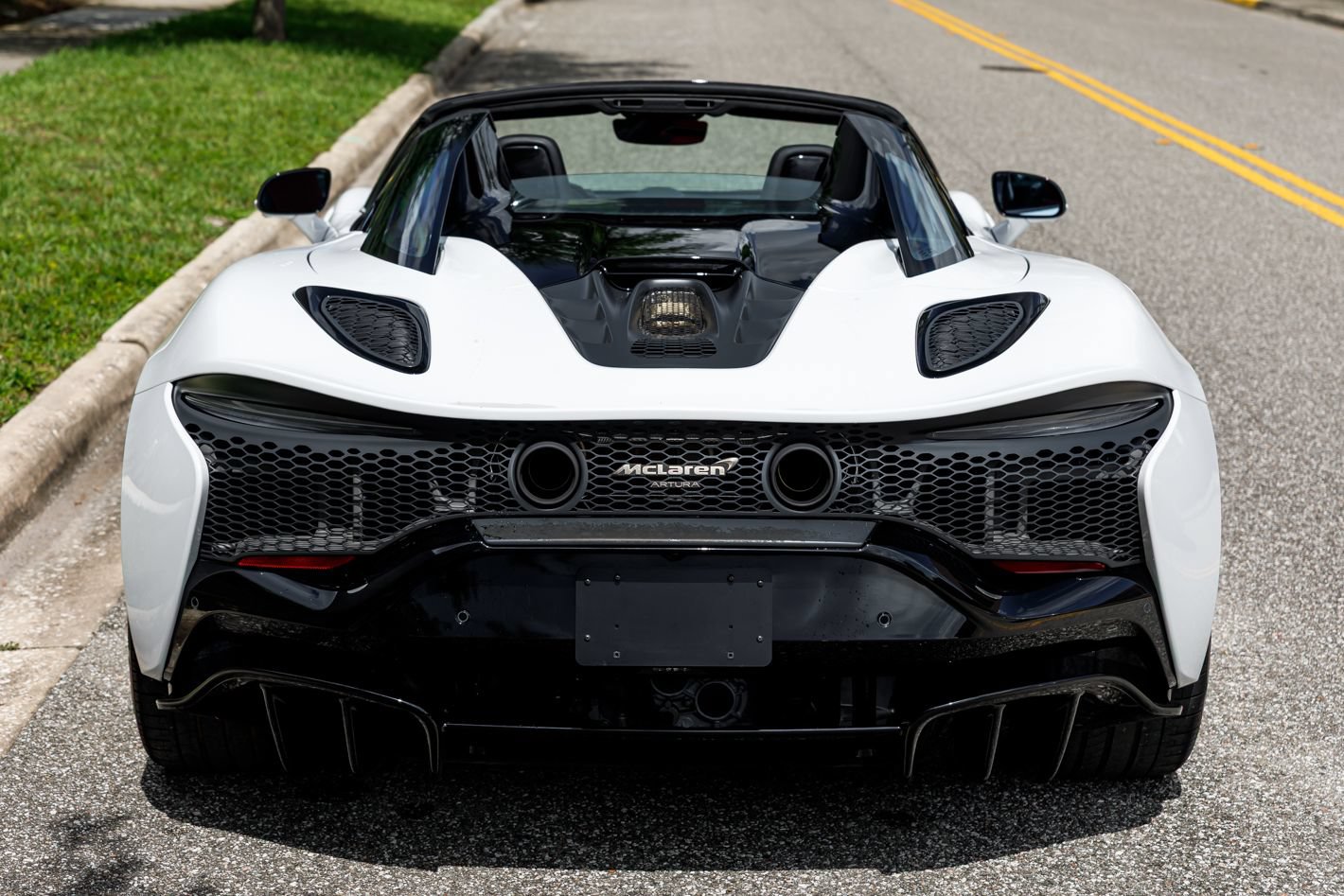 Used 2025 McLaren Artura Spider RWD image 10