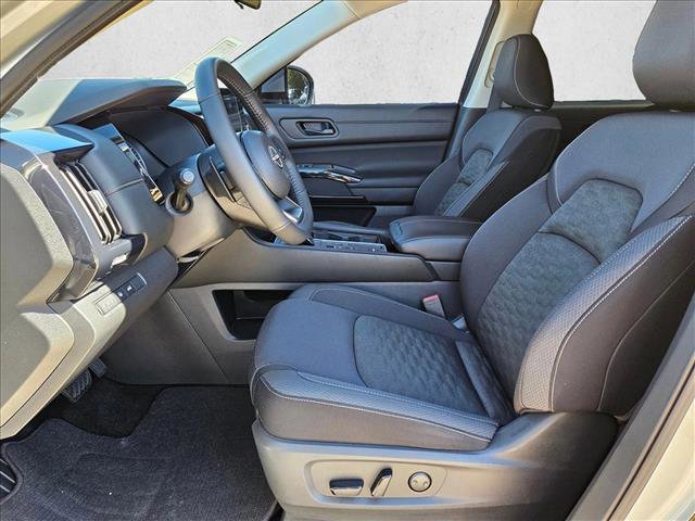 Used 2024 Nissan Pathfinder SV w/ SV Premium Package image 16