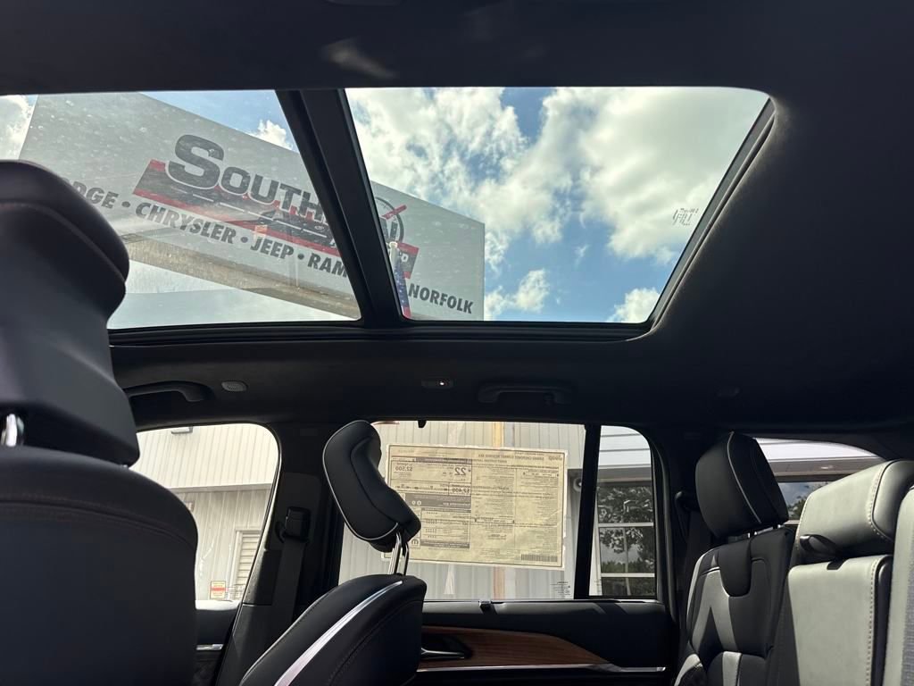 Used 2025 Jeep Grand Cherokee Summit AWD/4WD image 17