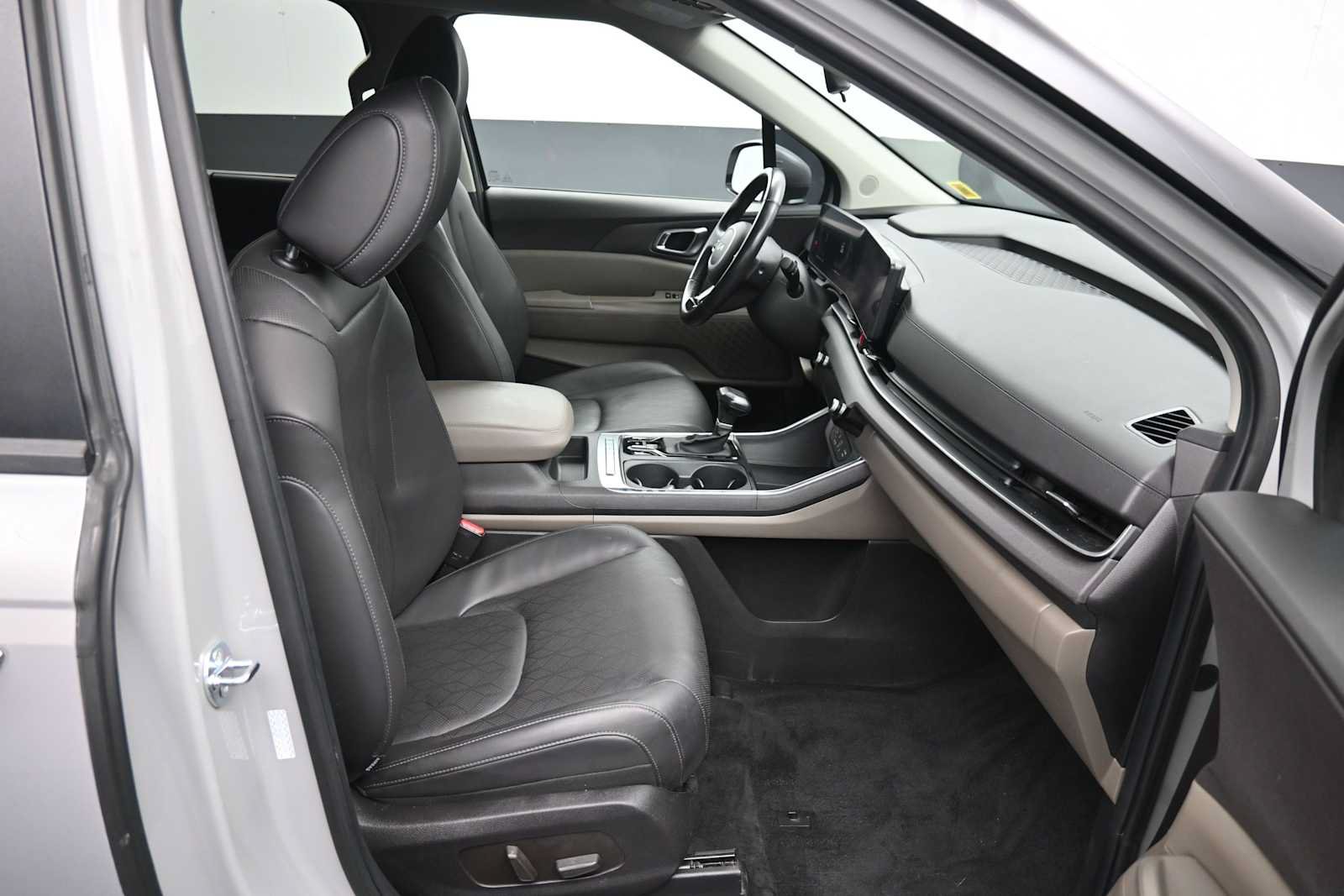 Used 2025 Kia Carnival EX FWD image 26