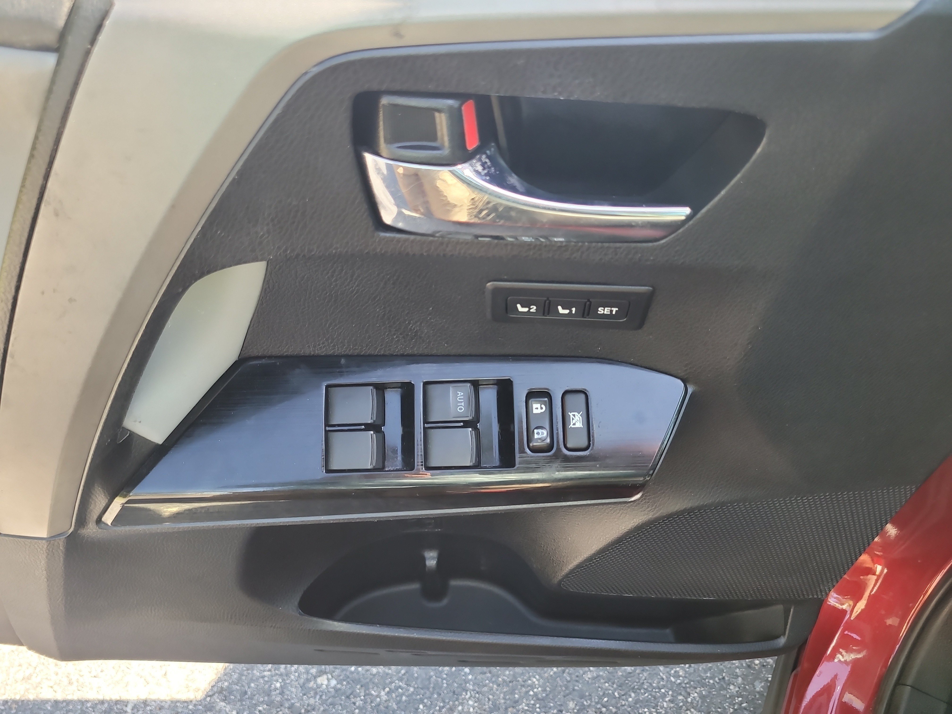 Used 2018 Toyota RAV4 Limited FWD image 18