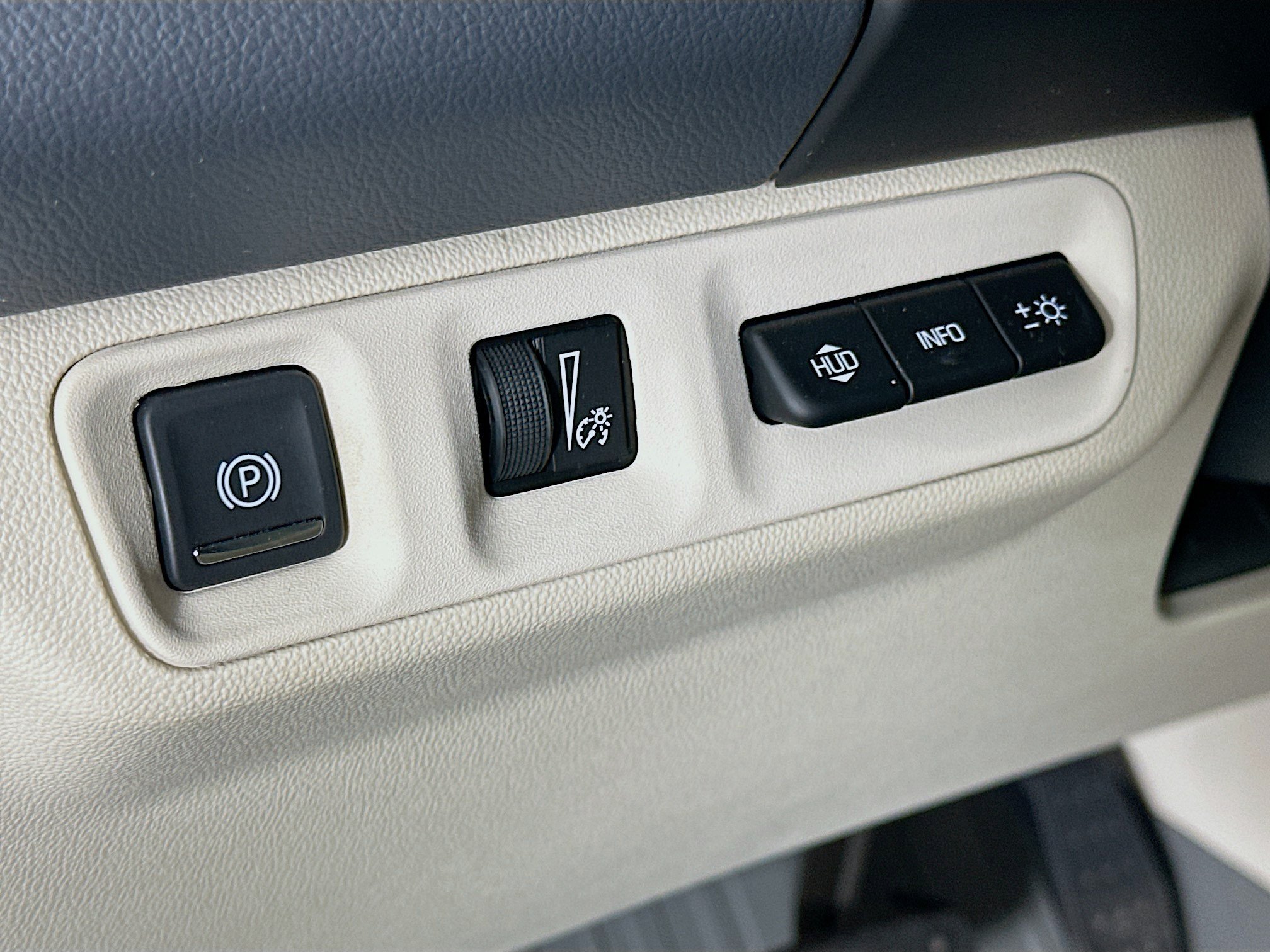 Used 2023 GMC Acadia Denali w/ Denali Ultimate Package FWD image 17